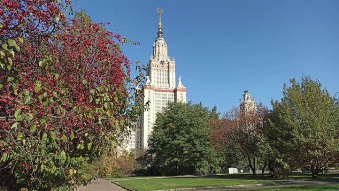 在麻雀山上的罗蒙诺索夫莫斯科国立大学 (MSU) (秋季晴天)