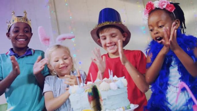在生日聚会上，雪落在不同的孩子身上的动画与生日蛋糕