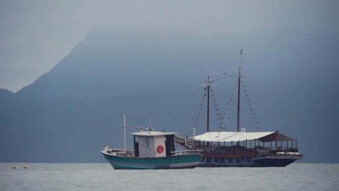 大雾天气水上航行的帆船和渔船