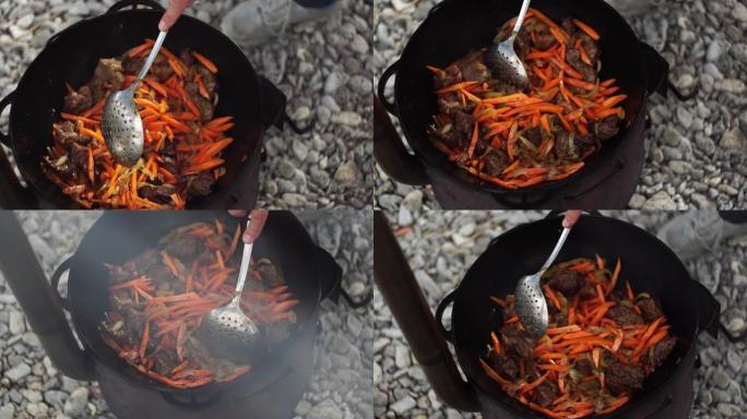 用开槽的勺子在大锅中搅拌胡萝卜和肉和洋葱
