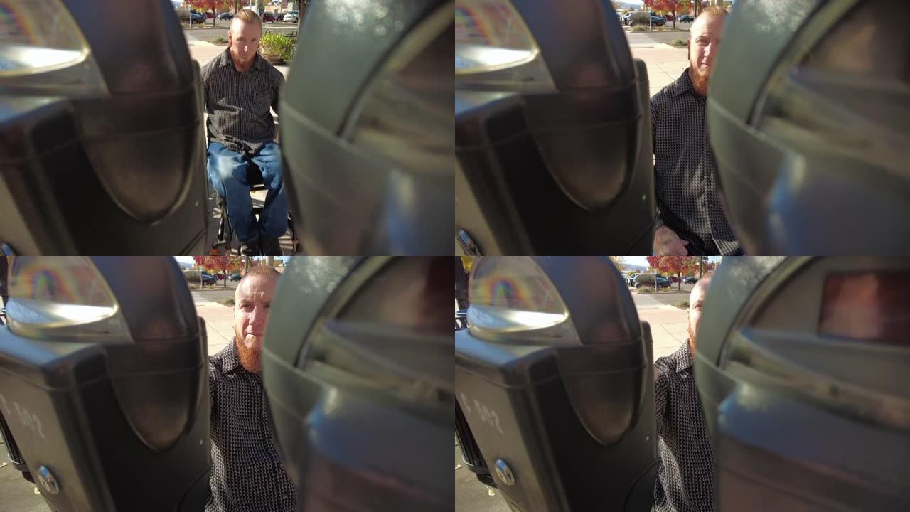 美国西部的白人残疾男性在带轮椅的停车收费表的市区导航视频系列