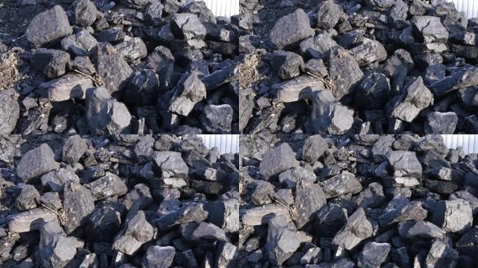 以煤炭为背景的天然质地是煤炭工业。霜冻覆盖的煤炭，碳基化石能源