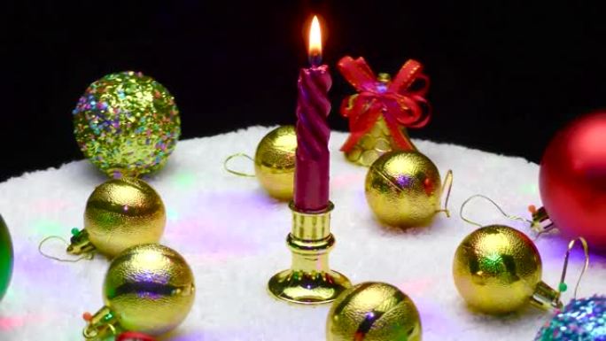 运动中的圣诞节在大小多色圣诞装饰品中燃烧蜡烛