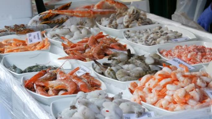 杂货市场柜台上的各种海鲜。各种带有德国价格标签的虾、章鱼、龙虾