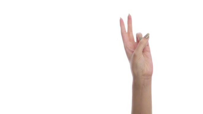 一个女人的手与修指甲的特写镜头，隔离在白色背景上，举起，从0到5。女人展示拳头，然后是一，二，三，四