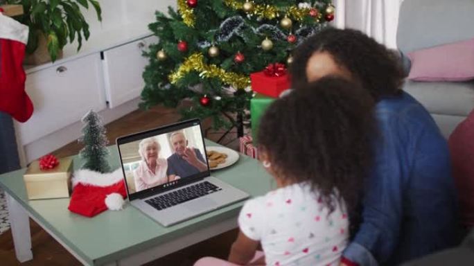 非裔美国母女在圣诞节与高级夫妇进行视频通话
