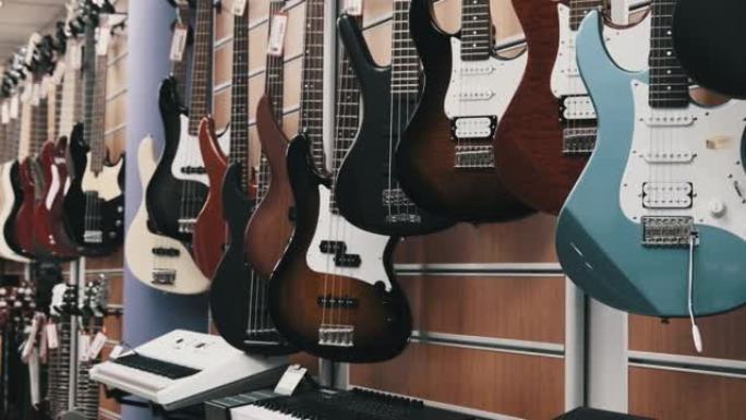 商店里出售许多新的不同的彩色电吉他
