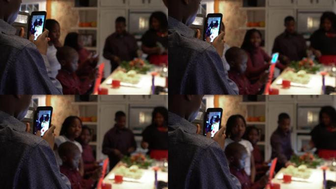 美国黑人家庭感恩节圣诞晚餐派对
