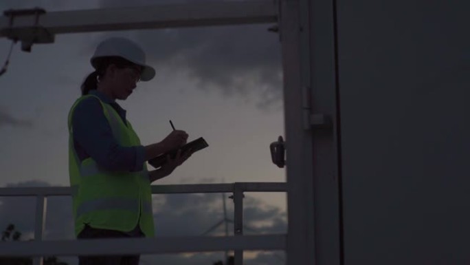 夜间风力涡轮机评估女工程师的视频