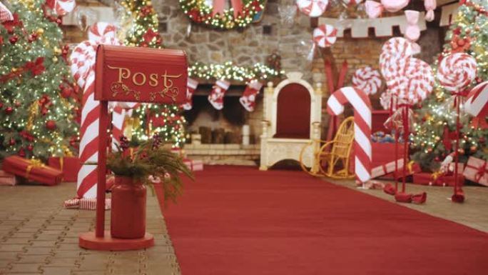圣诞老人工作坊，包装好的礼物在圣诞节背景的夜晚在节日前夕呈现盒子。给拉普兰给圣诞老人的信的红色邮筒。