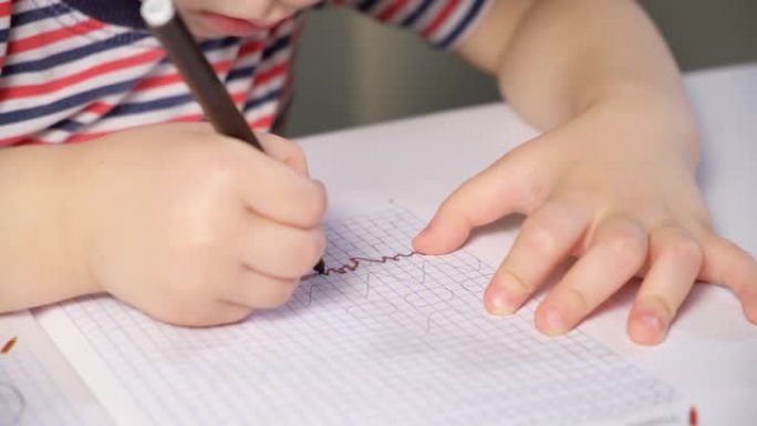 学龄前儿童学习写作，写字帖，手记特写。