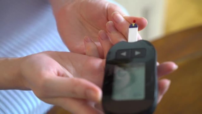 糖尿病患者用血糖仪测量血糖水平