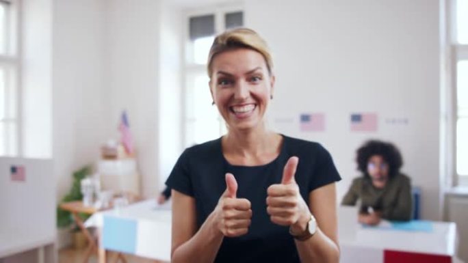 美国选举概念，快乐的女性投票人在投票点的头像。