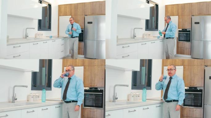 男人在冰箱里喝水，喝饮料