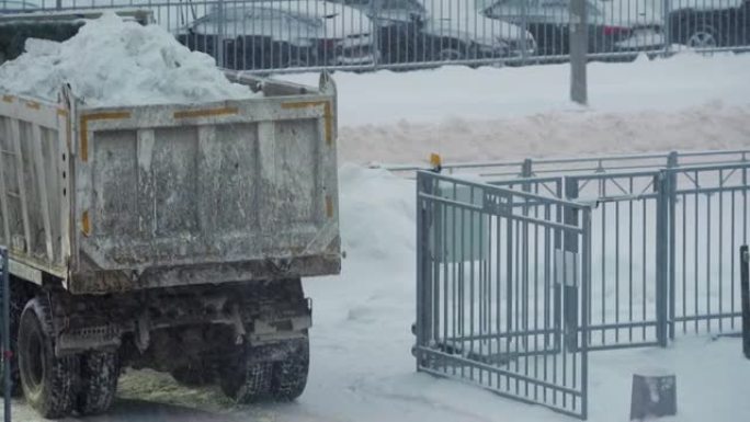 除雪期间市政服务的除雪设备，装载积雪的自卸车。