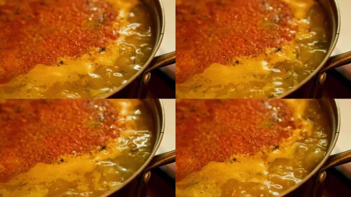 在不锈钢汤中煮沸的汤在不锈钢锅中沸腾特写