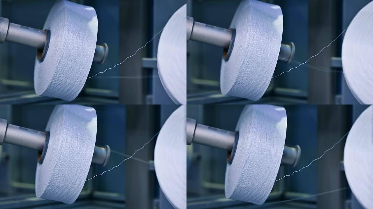 不锈钢轴旋转以释放尿布的一层。一家生产尿布的现代企业关闭。