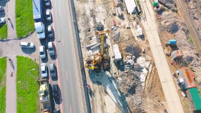 建设城市街道路口，钻孔，安装桩，铺设通讯，下水道人孔，排水沟，改善路缘石，沥青铺设后。铺路准备