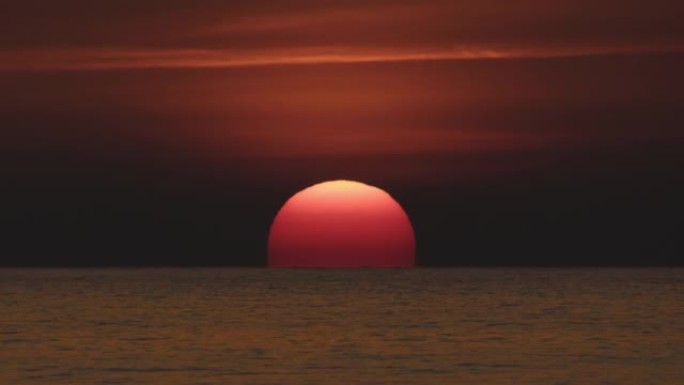 泰国海面上五彩缤纷的日落。