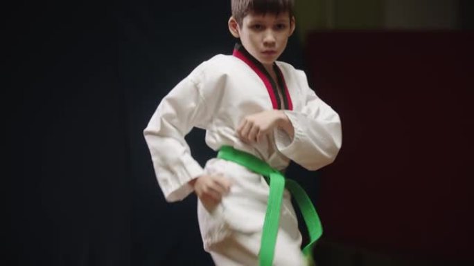 一个做跆拳道的小男孩-展示踢脚