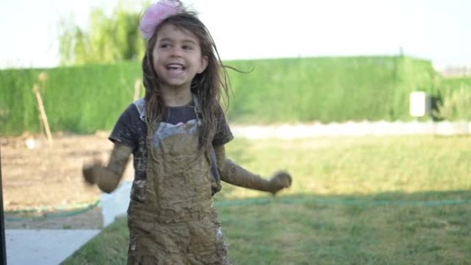 小女孩玩泥土