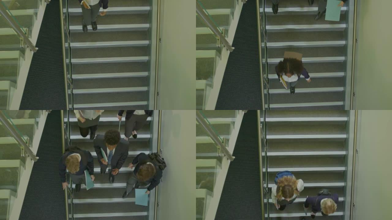 英国青少年学生在学校楼梯下移动