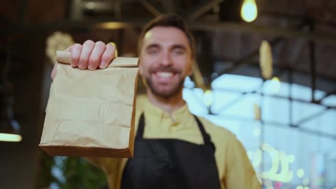 咖啡师服务员手中的纸质食品包装