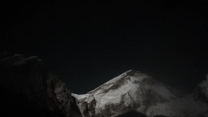令人敬畏的延时。黑暗阴影覆盖大雪峰。高地的夜晚来了