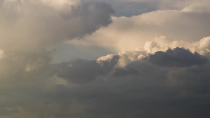 雷暴前在暴风雨的天空上形成快速移动的乌云的延时镜头。
