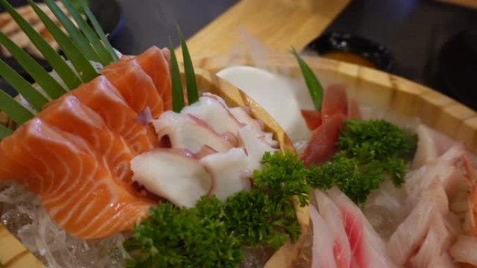 日本料理混合生鱼片
