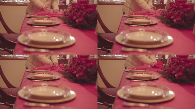 安静的时刻装饰桌子，以12月的主要色彩享受圣诞大餐