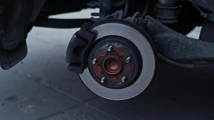 车库车间轮胎更换过程中暴露的带有制动盘和制动片的汽车轮毂