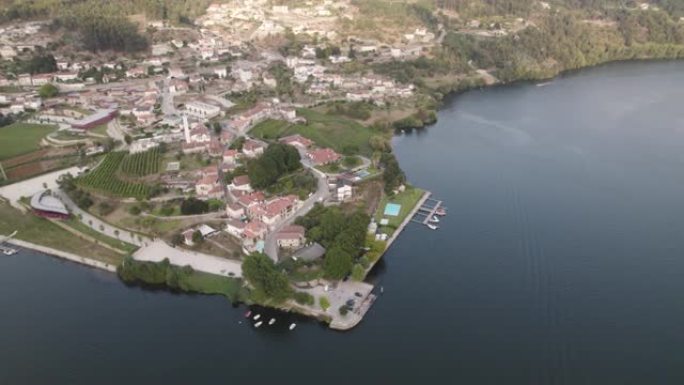 空中俯视图小村庄河滨，塔梅加和杜罗河交叉口，恩特雷-奥斯-里奥斯