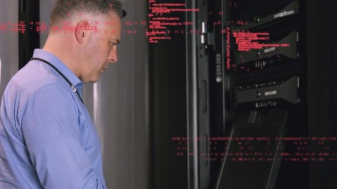 在服务器机房使用计算机对高加索人进行数据处理的动画