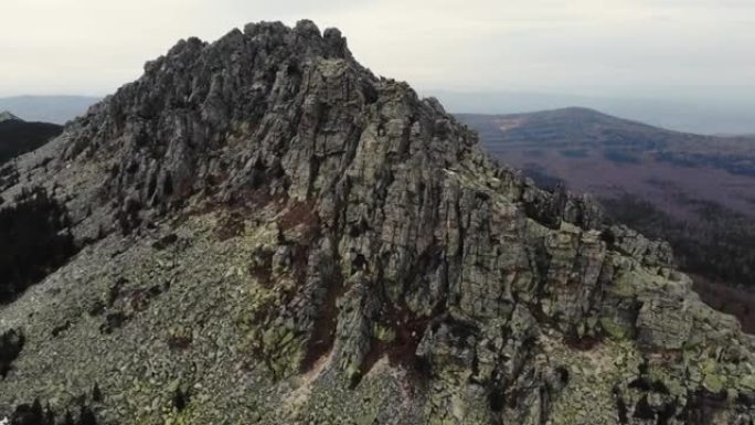 塔加奈国家公园鸟瞰图。Otkliknoy山脊令人难以置信的灰色粗糙巨大岩石。克鲁格利萨山的景色。南乌