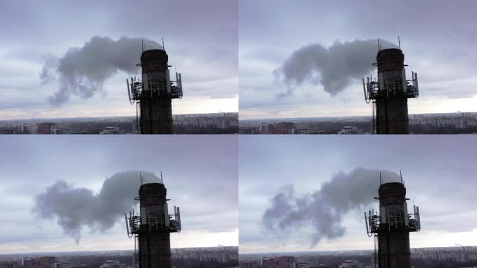 有白烟的管道。城市燃气锅炉房的管道，白烟笼罩着天空。无人机的俯视图。