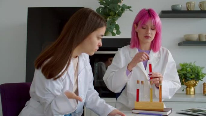 年轻的女性研究人员在室内测试新香水的味道