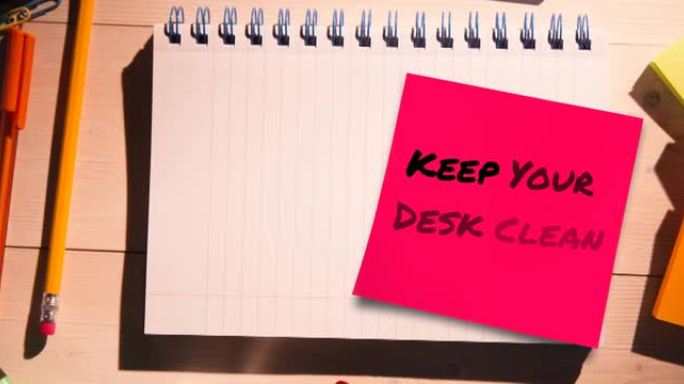 动画保持你的桌子干净的备忘录笔记上的文本在桌上的笔记本