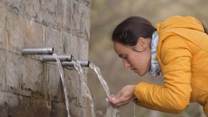 利用山地天然泉水来源的淡水。