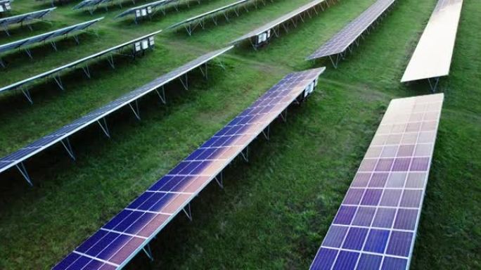 绿草丛生的草地上的太阳能发电厂面板