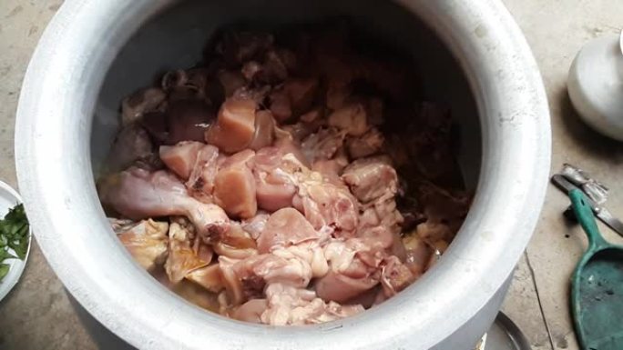 鸡肉咖喱印度风格的铝锅烹饪。鸡肉食物美味可口，大多数人喜欢吃。