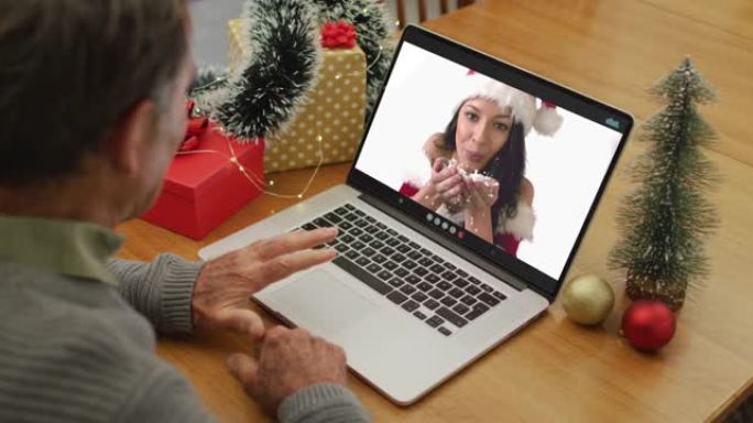 快乐的高加索高级男子在圣诞节与女性朋友进行视频通话