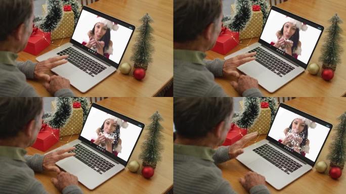 快乐的高加索高级男子在圣诞节与女性朋友进行视频通话