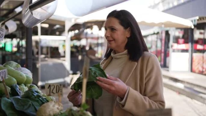 白人妇女在农贸市场购买有机和新鲜蔬菜