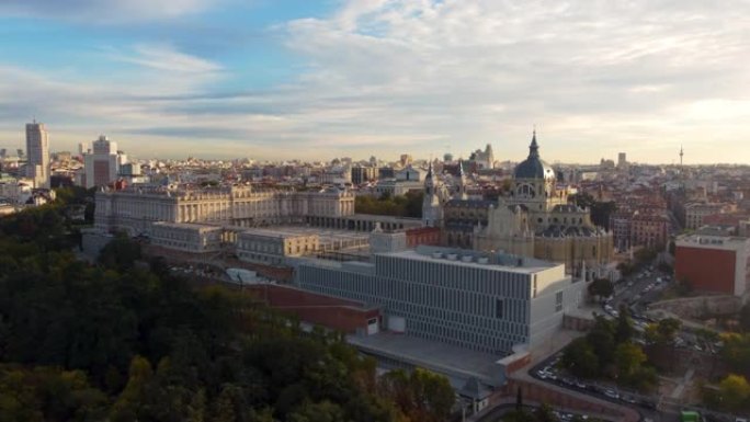 西班牙日出时马德里王宫和阿尔穆德纳大教堂的俯视图。
