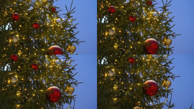 悬挂在爱沙尼亚塔林圣诞树上的彩球