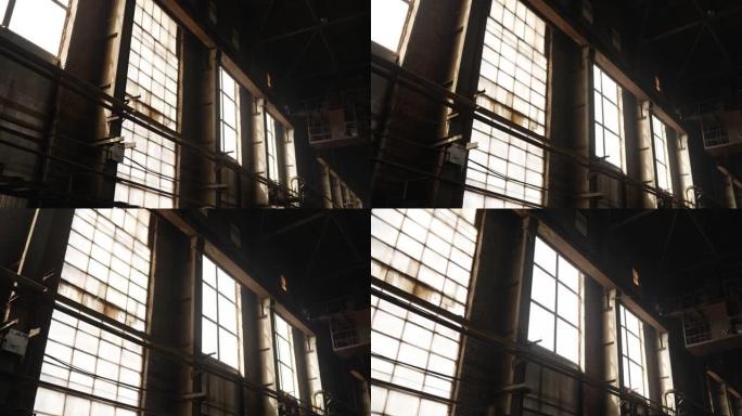 大窗户废弃发电厂-废弃工厂。带大窗户的工业厂房