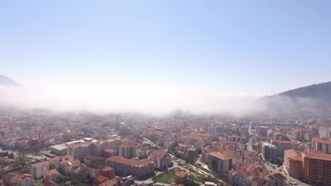 雾中黑山的布德瓦镇。顶视图