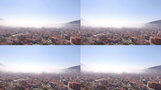 雾中黑山的布德瓦镇。顶视图