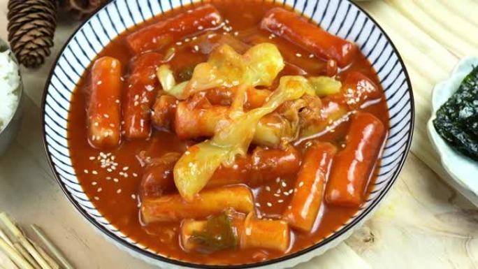 Tteokbokki配辣酱韩国传统食品，Tteokbokki是韩国米糕棒中的辣酱韩国料理菜肴。